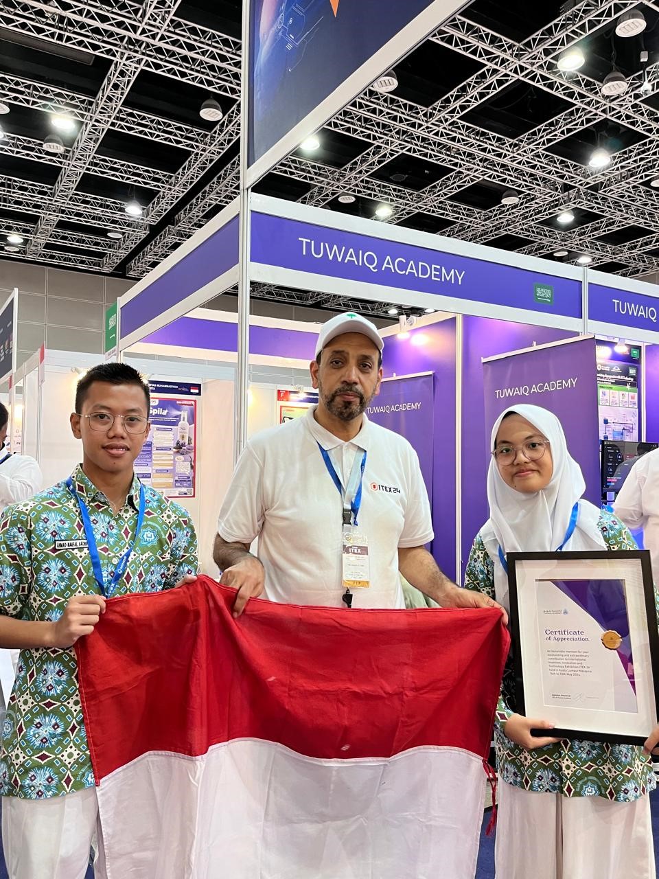 Di Malaysia, Tim Riset MAN IC OKI Dapat Special Award Tuwaiq Arab Saudi