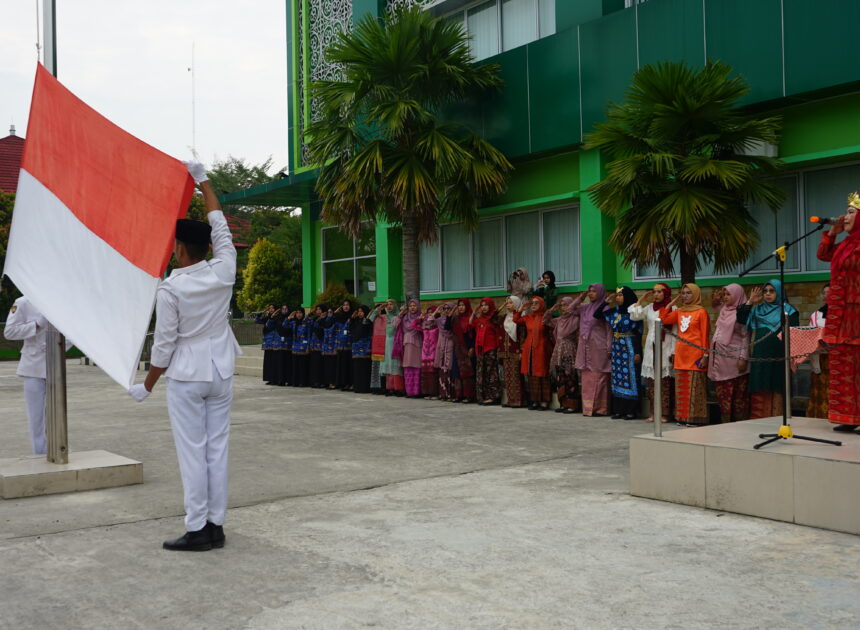 Kenakan Pakaian Adat, Upacara HUT ke-79  Republik Indonesia di MAN IC OKI Berlangsung Khidmat