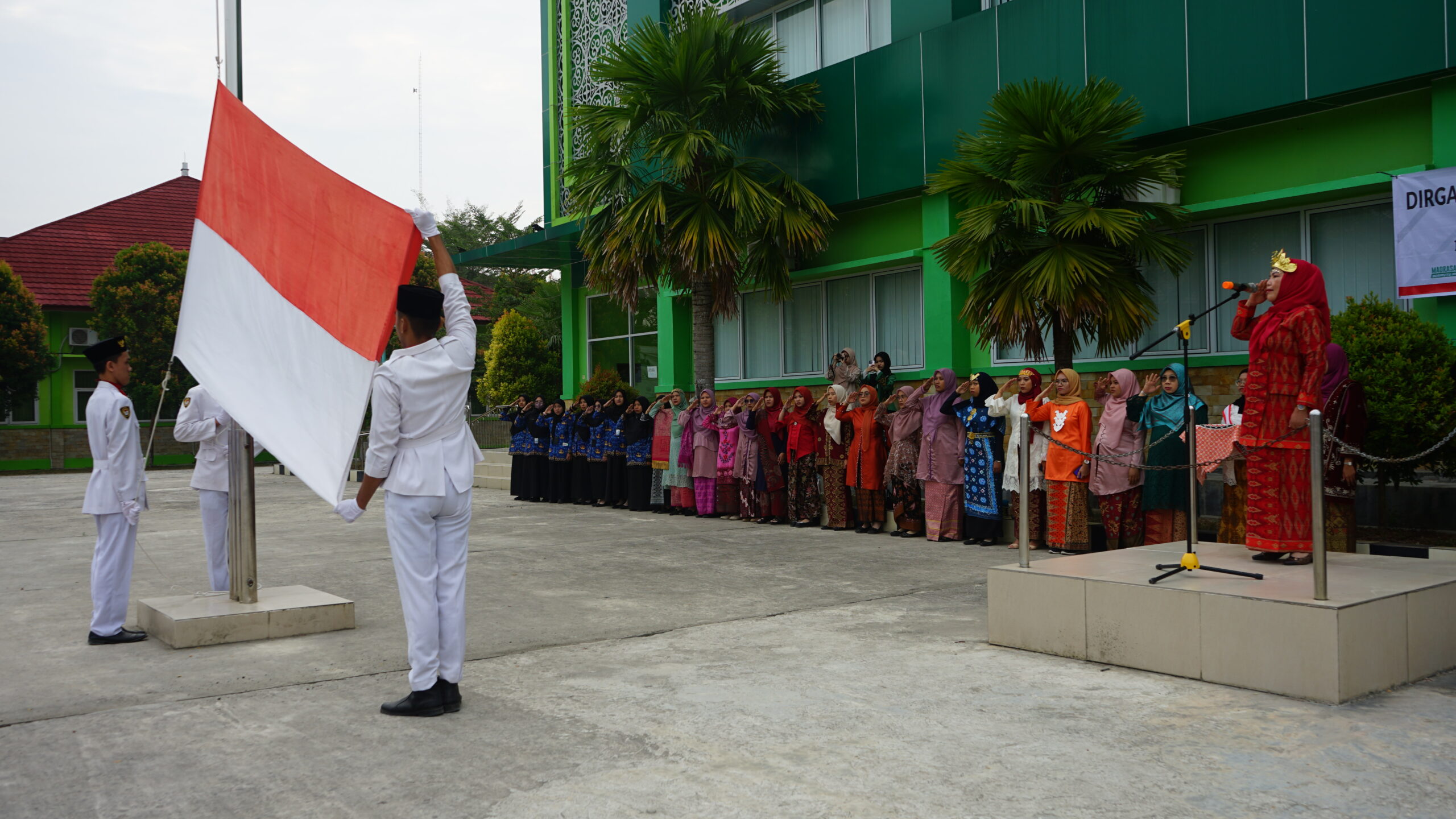 Kenakan Pakaian Adat, Upacara HUT ke-79  Republik Indonesia di MAN IC OKI Berlangsung Khidmat