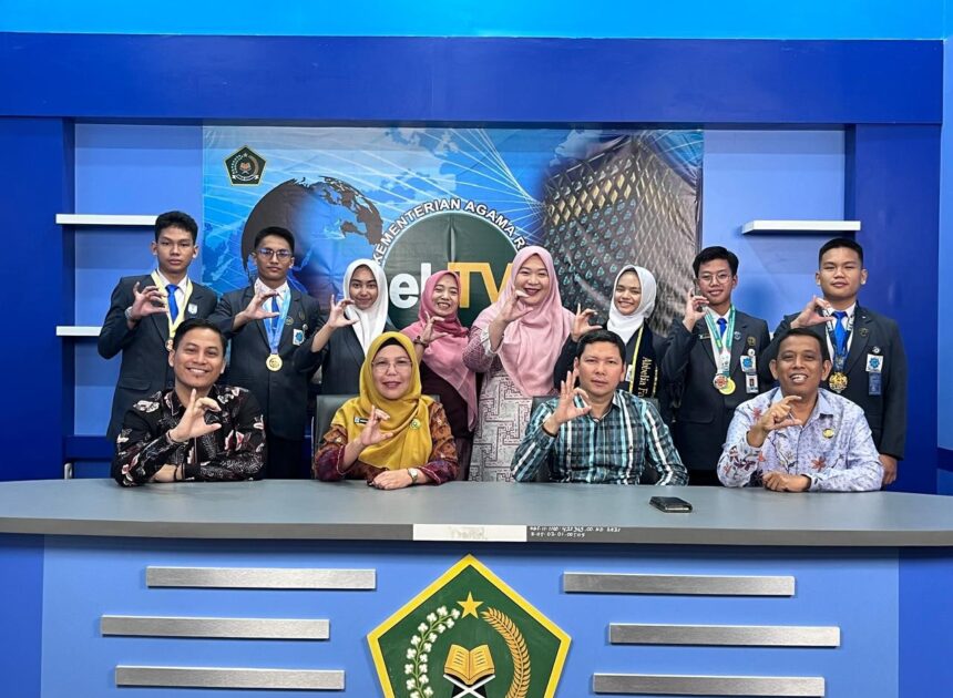 Bawa Cerita Prestasi OSN hingga Riset Internasional,  Enam Siswa MAN IC OKI Ngobyek di eL TV Balitbang Kemenag RI